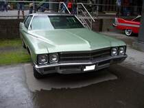 Buick Electra 225 Hardtop Coupe des Modelljahres 1971. Ein solches Electra 225 Coupe schlug in der Grundaausstattung mit US$ 4801,00 zu Buch. Der im Farbton platinum mist lackierte Wagen hat einen V8-motor mit einem Hubraum von 7456 cm³ und leistet, je nach Vergaserbestückung 269 PS mit dem Einfachvergaser und 335 PS mit dem Vierfachvergaser. Altmetall trifft Altmetall am 23.07.2017.