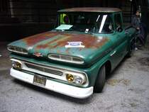 Chevrolet Apache C10 des Modelljahres 1960. Das C10 steht für eine halbe Tonne Nutzlast. Mit dem Modelljahrgang 1960 wurde ein neuer Karosseriestil eingeführt. Durch den in der Mitte abgesenkten Leiterrahmen war die Absenkung der Fahrerkabine möglich. Desweiteren erhielt der Pickup vordere Einzelradaufhängung, so das das Fahrverhalten ähnlich dem eines PKW wurde. Der 6-Zylinderreihenmotor hat einen Hubraum von 3859 cm³ und leistet 135 PS. Altmetall trifft Altmetall am 23.07.2017 im LaPaDu.