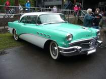 Buick Super 50 Riviera Hardtop Coupe des Modelljahres 1956. Der im Farbton glacier green over dover white lackierte Wagen hat einen V8-motor, der aus 5207 cm³ Hubraum 200 PS leistet. Von dieser Ausstattungs- und Karosserieversion verkaufte Buick im Jahr 1956 29540 Einheiten. Der Einstiegspreis lag bei US$ 3204,00. Altmetall trifft Altmetall am 23.07.2017 im LaPaDu.