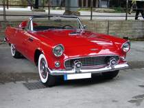 Ford Thunderbird des Modelljahres 1956. Anfang der 1950er Jahre schwappte die Sportwagenwelle aus Europa auch in die USA. 1953 reagierte Chevrolet mit der Corvette auf diesen Trend. 1955 kam auch aus Dearborn die Antwort in Form des Thunderbird. Das Modell war so erfolgreich, das im Jahr 1956 20 mal mehr Thunderbirds als Corvettes verkauft wurden. Der V8-motor hat einen Hubraum von 4785 cm³ und leistet 212 PS. Altmetall trifft Altemetall am 23.07.2017 im LaPaDu.