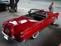 Heckansicht eines Ford Thunderbird des Modelljahres 1956. Altmetall trifft Altmetall am 23.07.2017 im LaPaDu.