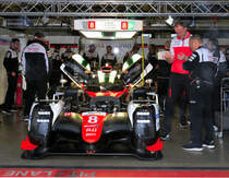 In der Box Toyota TS050 Hybrid mit der Start Nr.8 vom Team Gazoo Racing: Sébastien Buemi, Anthony Davidson & Kazuki Nakajima. FIA WEC 6h Nürburgring am 16.7.2017 beim Pit Walke 