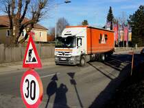 ACTROS-2544 im Zustelldienst von  Holzwaren ; 170227