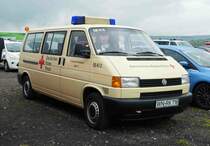 =VW T4 vom DRK OV FELLBACH, gesehen auf dem Parkplatz bei der RettMobil 2017 in Fulda - Mai 2017