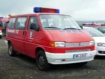 =VW T 4 der Feuerwehr von WABERN - HEBEL, gesehen auf dem Parkplatz bei der RettMobil 2017 in Fulda - Mai 2017