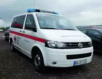 =VW T 5 des DRK OV GROßAUHEIM, gesehen auf dem Parkplatz bei der RettMobil 2017 in Fulda - Mai 2017