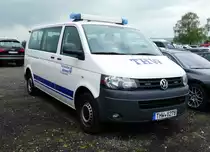 =VW T 5 des THW ESCHWEGE, gesehen auf dem Parkplatz bei der RettMobil 2017 in Fulda - Mai 2017