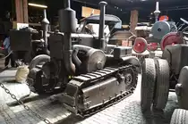 Lanz-HRK  55 Traktor mit Ketten. Ein Raupenfahrzeug zum pflügen bei schwerem Boden oder schwierigem Gelände. Bei einem Gewicht von 5,3Tonnen, Leistung 55 PS, und einer Leistung von 10338 ccm³. Baujahr: 1938. Im Traktormuseum Uldingen-Mülhofen am 12.06.2017