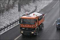Actros 1831 beim abstreuen der A45 bei Ldenscheid. Gru an den Kollegen;-)  (04.01.2009)