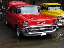 Chevrolet Series 2100 Bel Air Del Ray Hardtop Sport Coupe des Modelljahres 1957. Der Wagen ist im Farbton matador red lackiert. Altmetall trifft Altmetall am 23.07.2017 im LaPaDu.