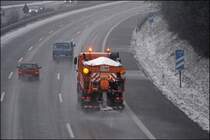 Actros 1831 beim abstreuen der A45. (04.01.2009)