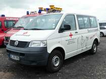 =VW T 5 des DRK KV UELZEN, gesehen auf dem Parkplatz bei der RettMobil 2017 in Fulda - Mai 2017