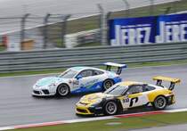 Wer ist zuerst in der Spitzkehre am Ende der Start- Zielgeraden, # 910 Larry ten Vorde, Team Deutsche Post by Project 1 911 GT3 Cup (Gen. II) oder #902 Thomas Preining, Konrad Motorsport 911 GT3 Cup (Gen. II) am 16.7.2017 beim 2. Lauf des Porsche Motorsport Race Weekend im Rahmenprogramm der FIA WEC 6h Nürburgring.