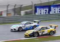 Wer ist zuerst in der Spitzkehre am Ende der Start- Zielgeraden, # 910 Larry ten Vorde, Team Deutsche Post by Project 1 911 GT3 Cup (Gen. II) oder #902 Thomas Preining, Konrad Motorsport 911 GT3 Cup (Gen. II) am 16.7.2017 beim 2. Lauf des Porsche Motorsport Race Weekend im Rahmenprogramm der FIA WEC 6h Nürburgring.