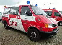 =VW T4 der Feuerwehr von SCHLITZ, gesehen auf dem Parkplatz bei der RettMobil 2017 in Fulda - Mai 2017