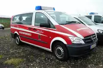 =MB Vito vom Brand- und Katastrohpenschutz des Kreises OLPE, gesehen auf dem Parkplatz bei der RettMobil 2017 in Fulda - Mai 2017