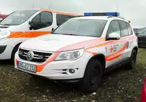 =VW Tiguan des DRK, gesehen auf dem Parkplatz bei der RettMobil 2017 in Fulda - Mai 2017