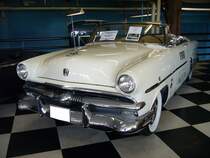 Ford Sunliner Convertible des Modelljahres 1953. Da die Ford Motor Company im Jahr 1953 ihr 50-jähriges Bestehen feierte, wurde der Firma die Ehre zu Teil, das Pace Car für das 500 Meilen Rennen in Indianapolis stellen zu dürfen. Aus diesem Grund brachte Ford ein auf 2000 Fahrzeuge limitiertes Sondermodell  Official Pace Car  heraus. Hier haben wir so ein seltenes Stück vor die Linse bekommen. Das Sondermodell war nur im Farbton white sungate ivory/anniversary gold zu bekommen. Der V8-motor hat einen Hubraum von 3917 cm³ und leistet 111 PS. Emmerich am 26.07.2017.