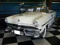 Ford Sunliner Convertible des Modelljahres 1953. Da die Ford Motor Company im Jahr 1953 ihr 50-jähriges Bestehen feierte, wurde der Firma die Ehre zu Teil, das Pace Car für das 500 Meilen Rennen in Indianapolis stellen zu dürfen. Aus diesem Grund brachte Ford ein auf 2000 Fahrzeuge limitiertes Sondermodell  Official Pace Car  heraus. Hier haben wir so ein seltenes Stück vor die Linse bekommen. Das Sondermodell war nur im Farbton white sungate ivory/anniversary gold zu bekommen. Der V8-motor hat einen Hubraum von 3917 cm³ und leistet 111 PS. Emmerich am 26.07.2017.