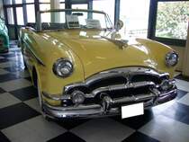 Packard Series 2631 Convertible aus dem Modelljahr 1953. Von diesem Modell verkaufte die Packard Motor Company aus Warren/Ohio im Modelljahr 1953 1518 Fahrzeuge. Der Einstandspreis lag bei US$ 3486,00. Dieses, im Farbton carolina cream lackierte Auto, hat einen
8-Zylinderreihenmotor, der aus 5356 cm³ Hubraum 160 PS leistet. In seiner  Jugend  lief der abgelichtete Wagen im US-Bundesstaat Missouri. Emmerich am 26.07.2017.