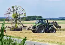 Deutz-Fahr mit hochgestelltem Claas Wender auf einem Acker bei Nörvenich - 05.07.2017