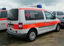 =VW Caddy vom DRK KV BAD DÜRKHEIM, gesehen auf dem Parkplatz bei der RettMobil 2017 in Fulda - Mai 2017