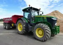 John Deere 7290R, schwerer Allradschlepper und Kippanh�nger mit Tandemachse, Juli 2017
