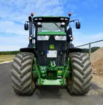 John Deere 7290R, Frontansicht des Allradschleppers, 6-Zyl.Dieselmotor mit 9000ccm und 312PS, wird seit 2014 gebaut, Juli 2017