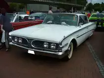 Edsel Ranger twodoor Sedan von 1960. Die Marke Edsel der Ford Motor Company brachte 1957 sein erstes Fahrzeug heraus. Bereits 1960, dem Baujahr des abgelichteten Wagens, wurde die Marke wieder liquidiert. Der V8-motor hat einen Hubraum von 5768 cm³ und leistet 299 PS. 
US-Cartreffen am 29.07.2017 am CentroO.