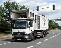 Mercedes Benz Antos Catering LKW am 29.07.17 am Frankfurter Flughafen 