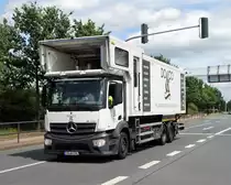 Mercedes Benz Antos Catering LKW am 29.07.17 am Frankfurter Flughafen 