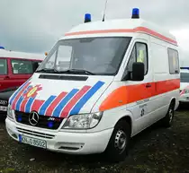 =MB Sprinter des Deutschen Hilfsdienstes SINGEN, gesehen auf dem Parkplatz bei der RettMobil 2017 in Fulda - Mai 2017