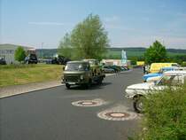 B1000 3achs.der NVA bringt einen liegengebliebenen Trabant von der Rundfahrt in Auerbach Rebesgrn mit.