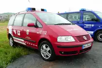 =VW Sharan der Feuerwehr NEUENRADE, fotografiert bei der RettMobil 2017 in Fulda - Mai 2017