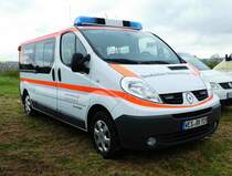 =Renault Trafic des DRK RHEINBERG, gesehen auf dem Parkplatz bei der RettMobil 2017 in Fulda - Mai 2017