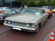 Mercury Monterey Convertible von 1961. Dieses Modell verkaufte sich im Jahre 1961 7053 mal. Angetrieben wird dieses Cabriolet von einem V8-motor, der aus 5.7l Hubraum 310 PS leistet. 14. US-Cartreffen am 29.07.2017 im CentroO.