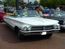 Buick Series 4800 Electra 225 Convertible des Modelljahres 1960. Dieses im Farbton arctic white lackierte Cabriolet wird von einem V8-motor angetrieben. Dieser leistet aus einem Hubraum von 6571 cm³ 325 PS. 14. US-Cartreffen am 29.07.2017 im CentroO.