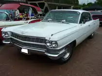 Cadillac Series 62 six window Hardtop Sedan des Modelljahres 1964. Diese im Farbton aspen white lackierte Limousine wird von einem V8-motor mit einem Hubraum von 7025 cm³ angetrieben. Dieser leistet 340 PS. 14. US-Cartreffen am 29.07.2017 im CentroO.