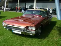 Ford Thunderbird Coupe Landau von 1965. Hier wurde ein Thunderbird der vierten Generation, ein sogenannter  Flair Bird  abgelichtet. Der V8-motor hat einen Hubraum von 6387 cm³ und leistet 319 PS. 14. US-Cartreffen am 29.07.2017 im CentroO.