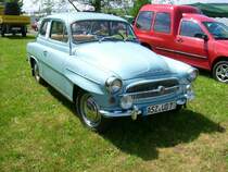 Skoda 440 Oktavia, hier noch mit den kleinen Rcklichtern und dem Tankdeckel auf dem Kotflgel, beim Oldtimertreffen in Auerbach Rebesgrn