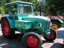 Kramer  KL400  Baujahr1962 hat 38PS unter der Motorhaube, und steht inmitten von vielen weiteren Traktoroldtimern in Lohnsburg; 080622