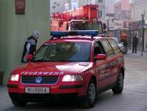 VW-Passat Vario 1.8  KDO1  der FF Ried i.I. (Bj.2001,100PS) fhrt am Weg zum Hauptplatz der Bezirkstadt, dahinter  folgt 
Liebherr LTM 1070-1; 090113