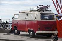 VW-Bus T2 am Strand von Scheveningen (Den Haag/Niederlande, 05.8.2017)