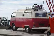 VW-Bus T2 am Strand von Scheveningen (Den Haag/Niederlande, 05.8.2017)