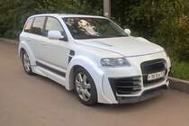 Ein arg verspoilerter VW Tuareg in Kolpino / St. Petersburg, 15.7.17