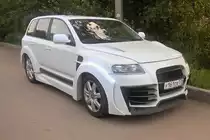 Ein arg verspoilerter VW Tuareg in Kolpino / St. Petersburg, 15.7.17