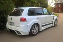 Ein arg verspoilerter VW Tuareg in Kolpino / St. Petersburg, 15.7.17