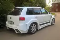 Ein arg verspoilerter VW Tuareg in Kolpino / St. Petersburg, 15.7.17