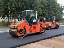 Straßenbau in Kolpino, 6.8.17. 
Die zwei Hamm-Straßenwalzen liefern sich ein Wettrennen - mit dem Autofokus der Kamera - die Walzen gewinnen!