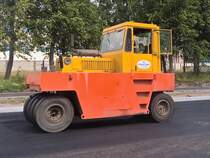 Straßenbau in Kolpino, Gummiradwalze, 6.8.17